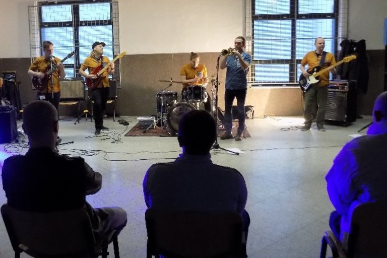 Pankový koncert rozezněl Centrum pro zajištění cizinců Balková